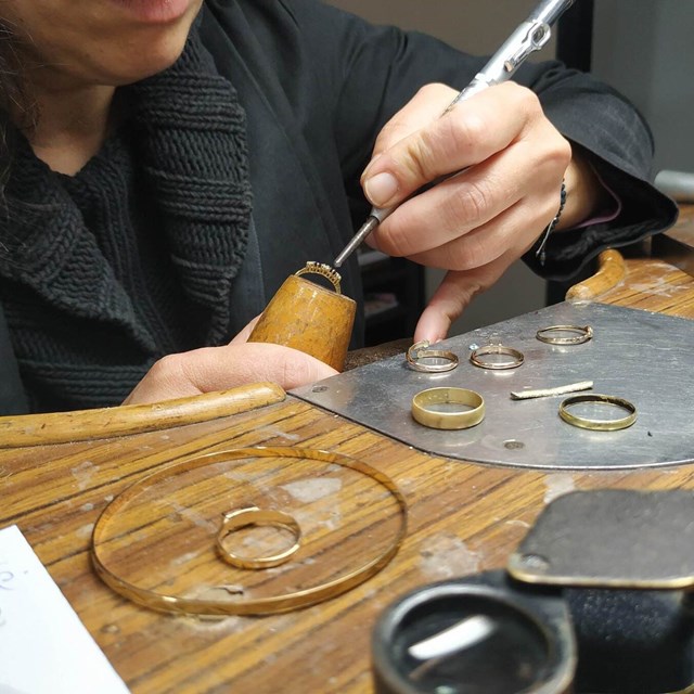 Fabrico joyas únicas por encargo en Pontevedra